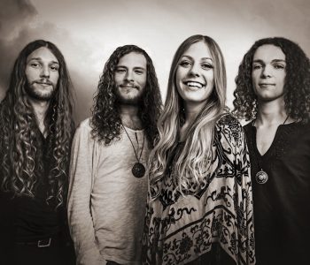 BLUES PILLS // Lady In Gold – Live In Paris