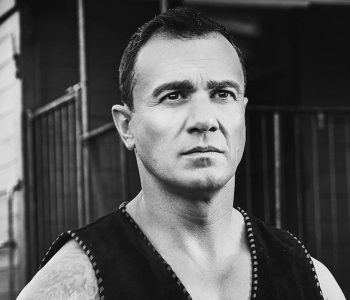 SHANNON NOLL // Sprays Fan At Duck Creek Races