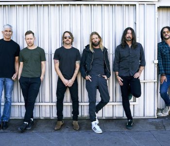 FOO FIGHTERS // Share New Single ‘Waiting On A War’